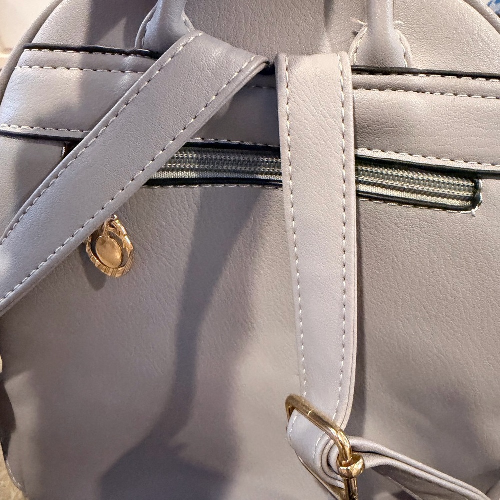 Versatile Light Gray Quilted Backpack - image 5